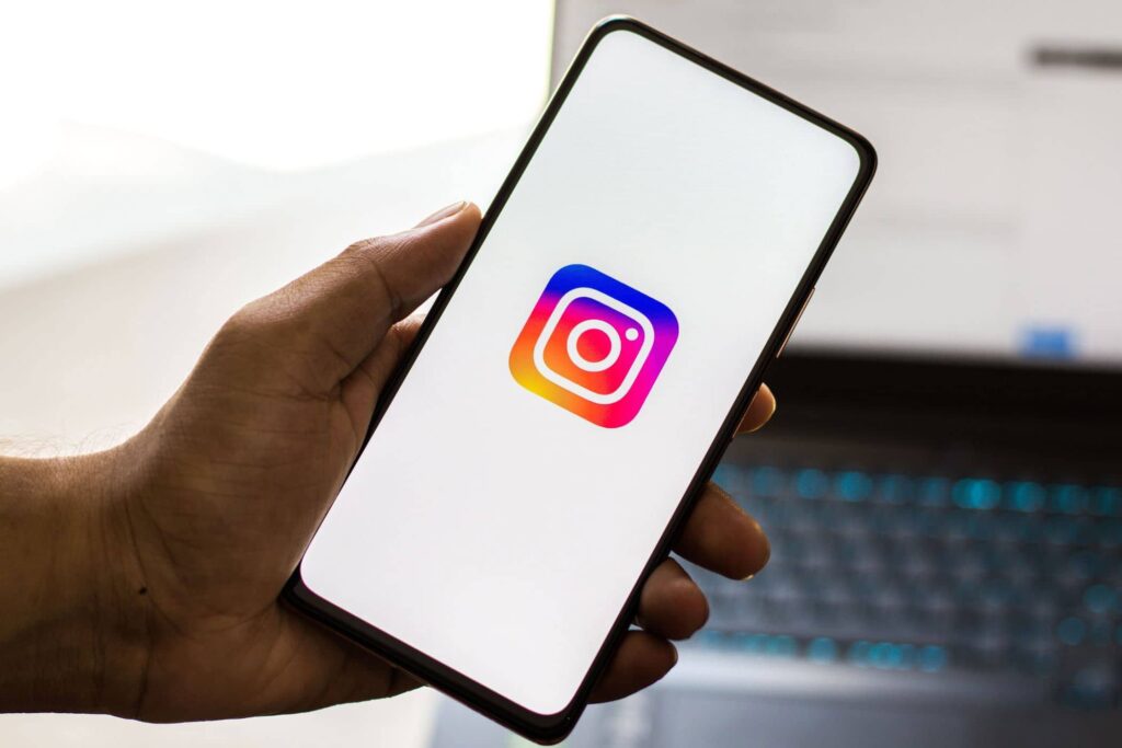 How to restore a deleted photo to an Instagram carousel